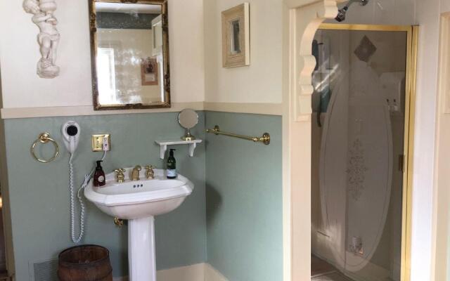 Iron Amethyst Inn Boutique Hotel