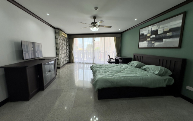 Spacious 2BR Condo - 3 Balconies & Green Views