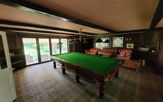 Remarkable 8 Bed Family House Sleeping 16 w/ Pool