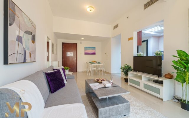 1 Bedroom Apartment with Panoramic Marina Views