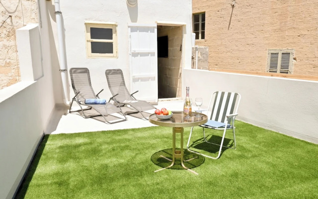 A Cosy Nest Overlooking The Sea