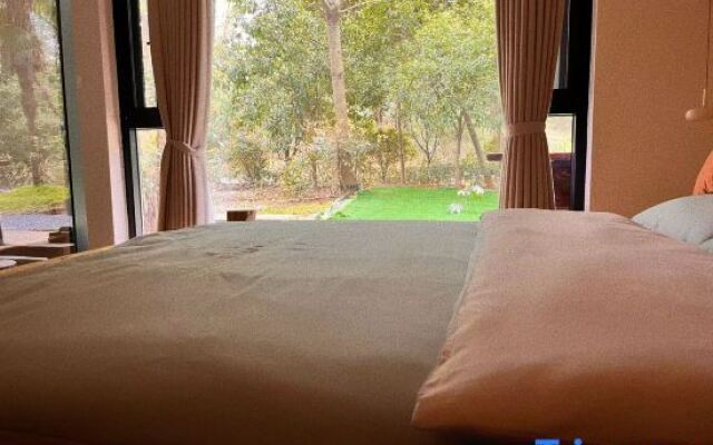 Weary people go back home