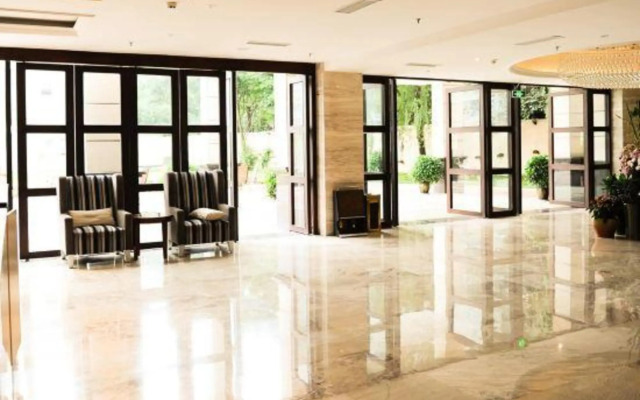The Four Seasons of Riverview Hotel