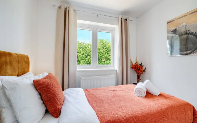 Sharp Close 4 Bedroom 2 Bath - Aylesbury