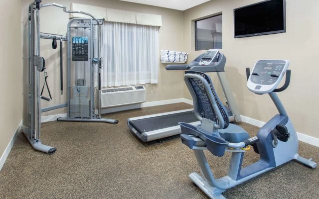 Clarion Pointe Mattoon near University