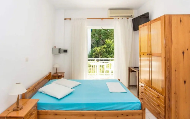 Bluewhite Studio - Garden by the Pool