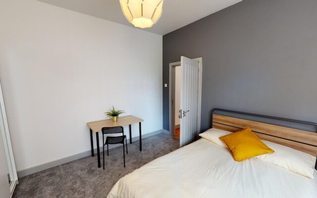 Stunning City Centre-uni Town House