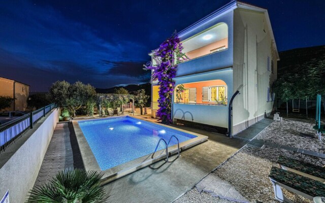 Nice Home in Kastel Luksic With Wifi and 6 Bedrooms