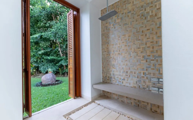 w Glowing 4BR Villa w Pool at Mesa de Yeguas