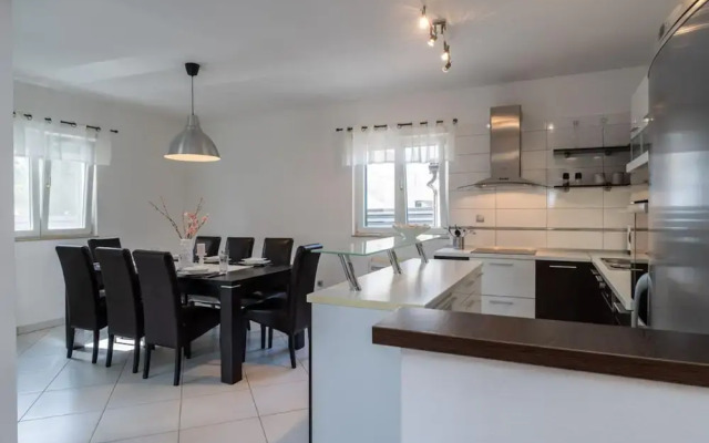 Villa S