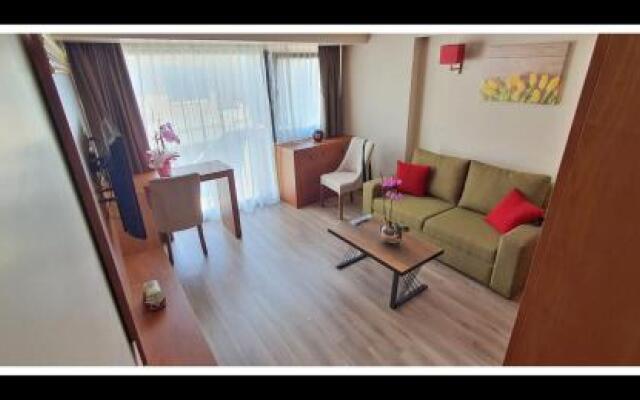 MB Deluxe Suite Hotel