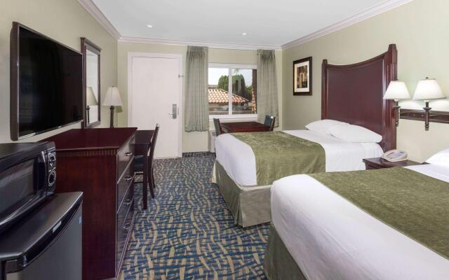 Travelodge by Wyndham Orange County Airport/ Costa Mesa