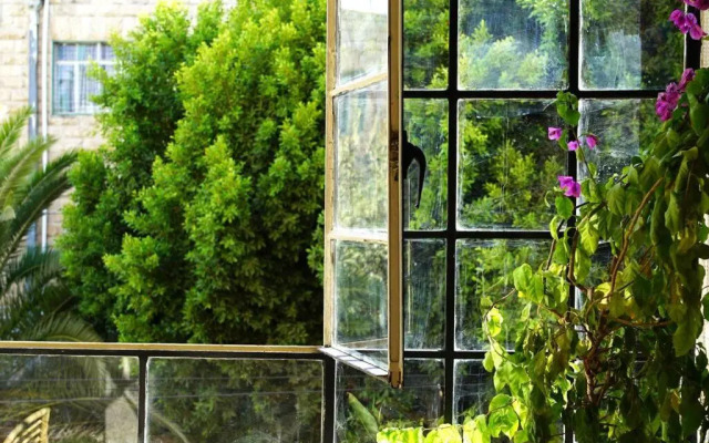 Inspiring 3Bed Unit with Sunny Balcony & Fireplace