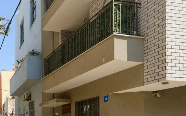 Elegant Duplex with XL Patio by FeelHome