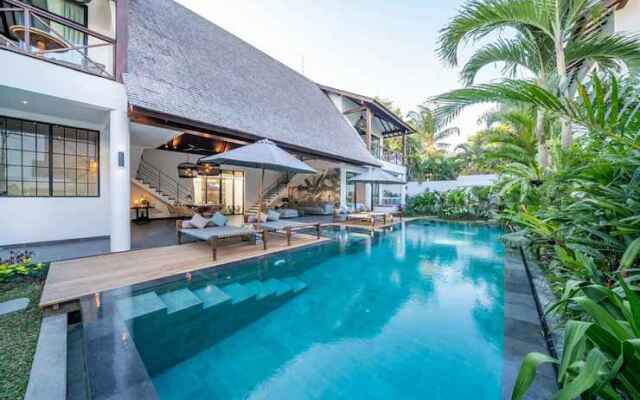 Contemporary Private Villa, 4 BR, Canggu With Staff