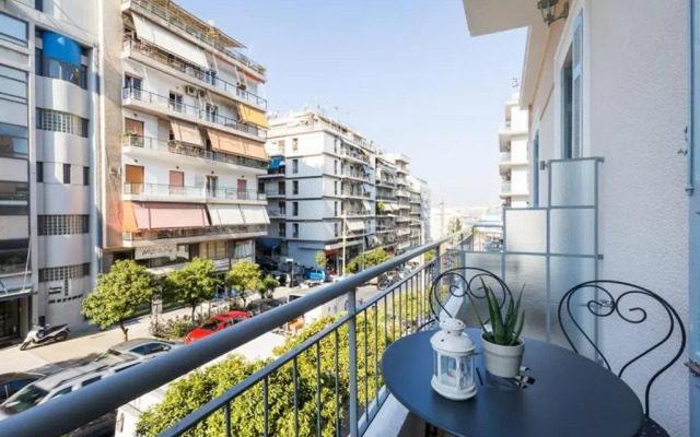Neoclassical apartment with 3 bedrooms in Piraeus