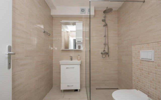 Amazing Apartment in Makarska With Wifi and 2 Bedrooms