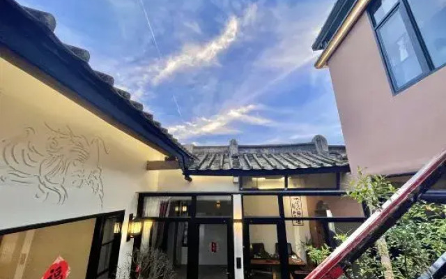 Serenity Courtyard Hotel