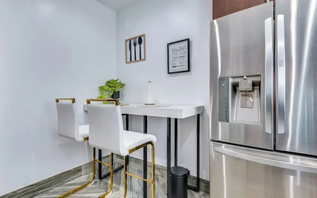 7 Mi to Downtown: East Los Angeles Apartment