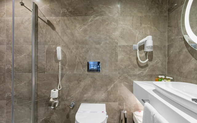 B Business Hotel & Spa