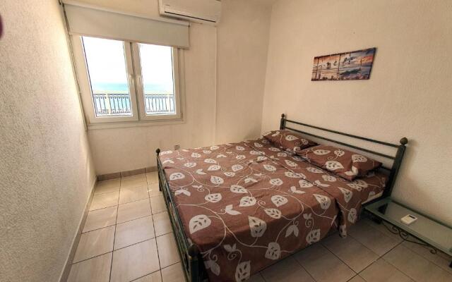 Poseidon 51 - Beachfront Two Bedroom Apartment