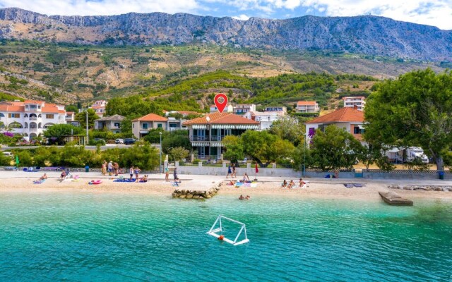 Beautiful Home in Dugi Rat With Wifi and 6 Bedrooms