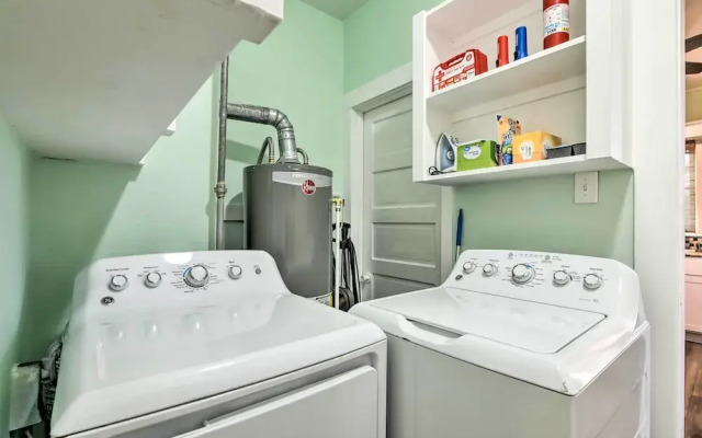 2 Mi to Beach & Seawall: Quaint Home in Galveston!