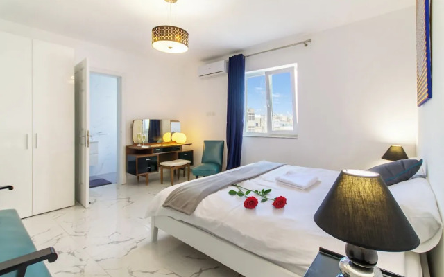 A Sunny Penthouse Modern 2 bdr - Sliema