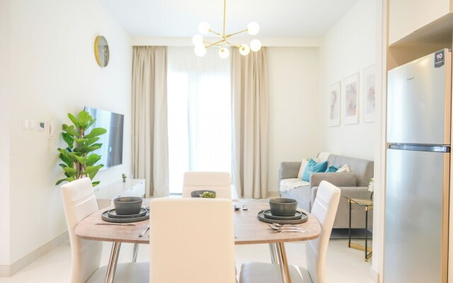 Yogi - Elegant Apartment With Balcony Amidst Vibrant Area
