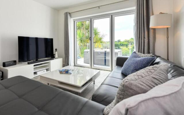 Bryn Rhosyn, 10 Cae Du