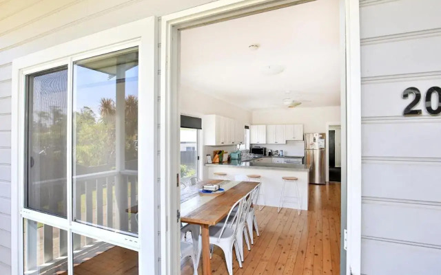 Tilly's Retreat - Pet Friendly - 3 Min Walk to Beach