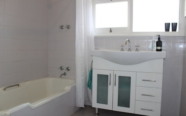 Newly Renovated Villa - Waters Edge
