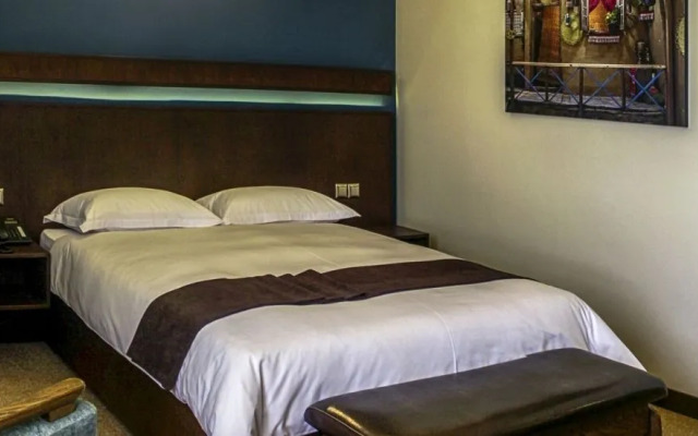 Eskan Alvand Hotel
