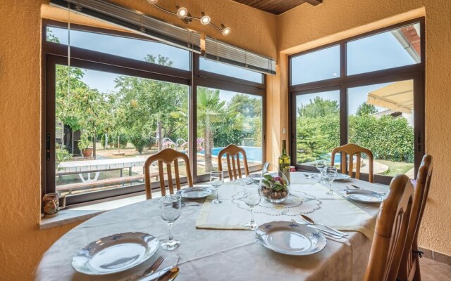 Amazing Home in Liznjan With 4 Bedrooms, Wifi and Outdoor Swimming Pool