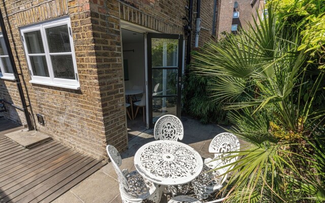 JOIVY Picturesque house with patio