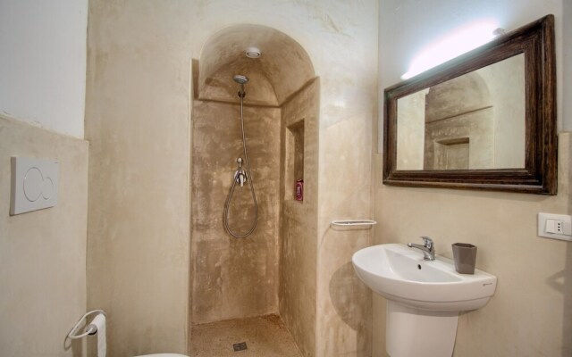 Minerva, Luxe Stone House