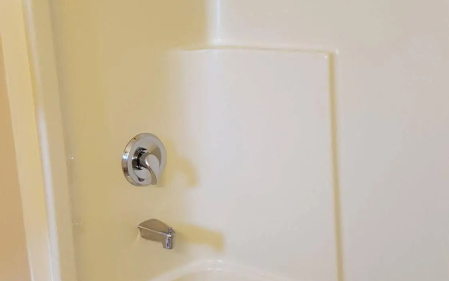 The Cedarwood Inn & Suites
