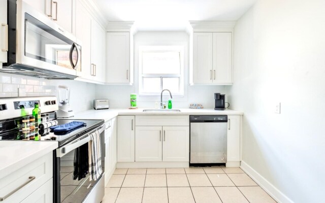 1BR Apt w King Bed Netflix - Close to Downtown