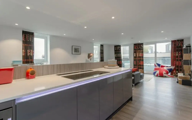 Modern 3 Bedroom Top Floor Apartment