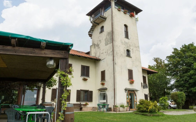 Unique Holiday Experience in Greenery near Lake