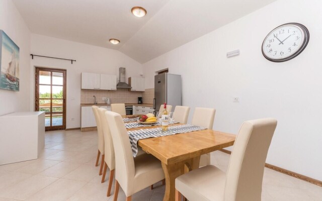 Beautiful Home in Muline With Wifi and 4 Bedrooms