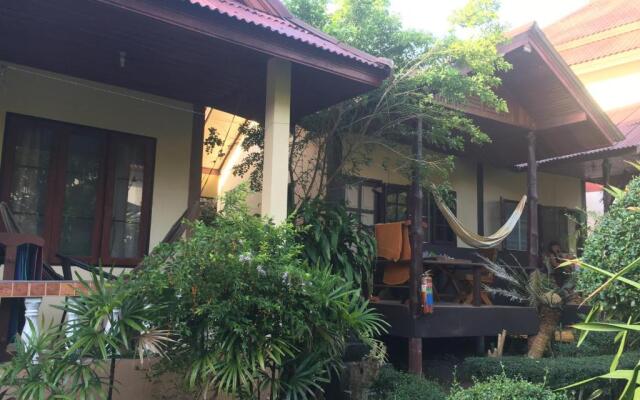 Jungle Hut Bungalow & Hotel