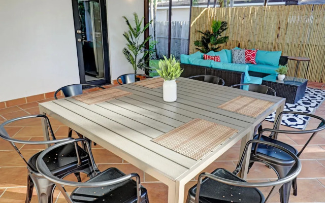 Renovated 5½ Bedroom Home/Heated Pool