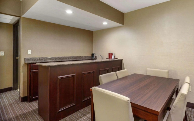 Comfort Suites