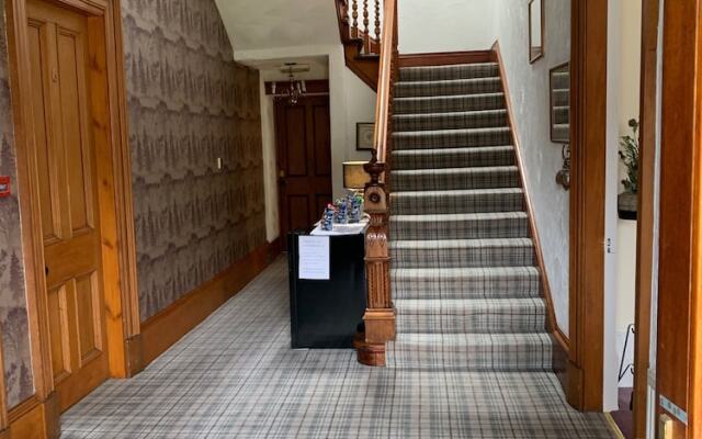Ashburn House De Luxe B&B