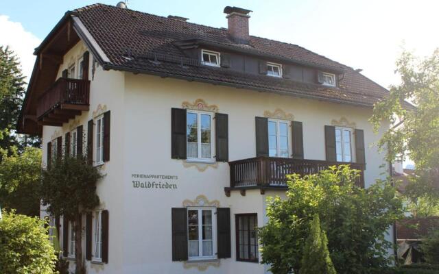 Villa Waldfrieden - Ferienwohnungen und -Haus