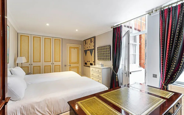 Elegant Two-bedroom Flat in Evelyn Gardens