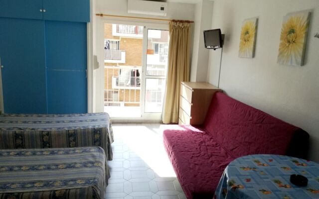 Studio in Benalmádena, With Wonderful sea View, Pool Access and Furnis