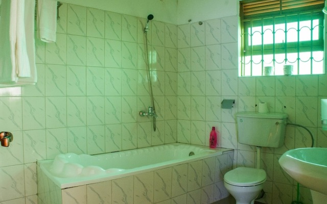 Queen Elizabeth Park View Tourist Lodge