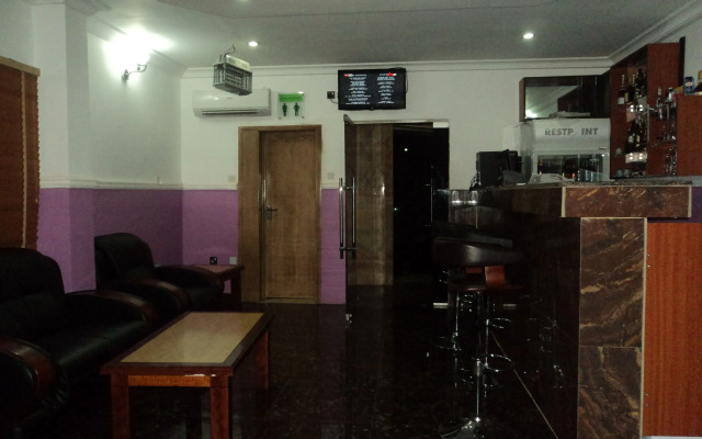 Nue-Crest Hotels And Suites